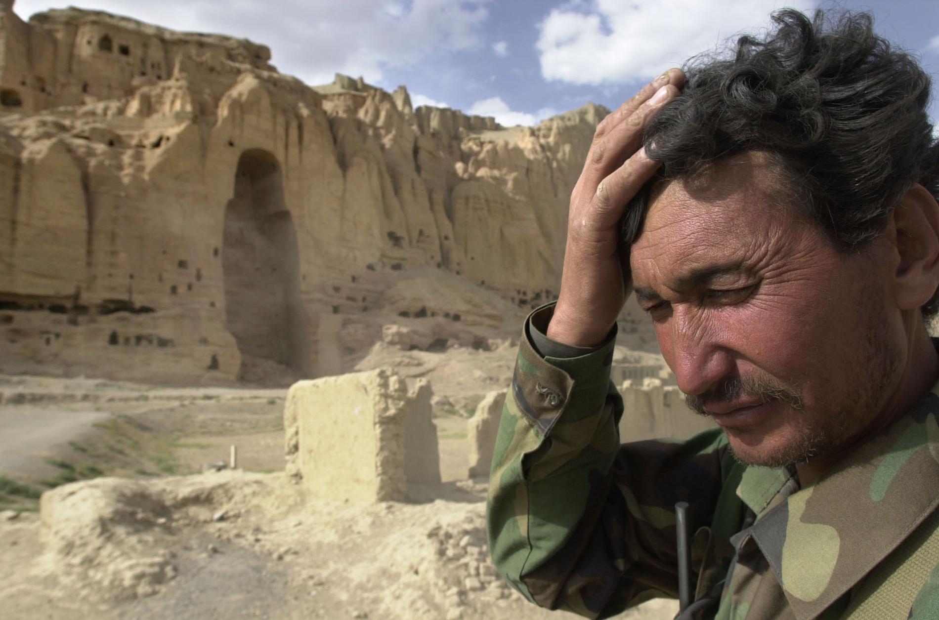 Sadat, som kämpat mot talibanerna, tar sig för huvudet när han ser de tomma bergsfickor där det tidigare stod jättelika och månghundraåriga buddhastatyer i Bamiyan. Bilden är från 2002.