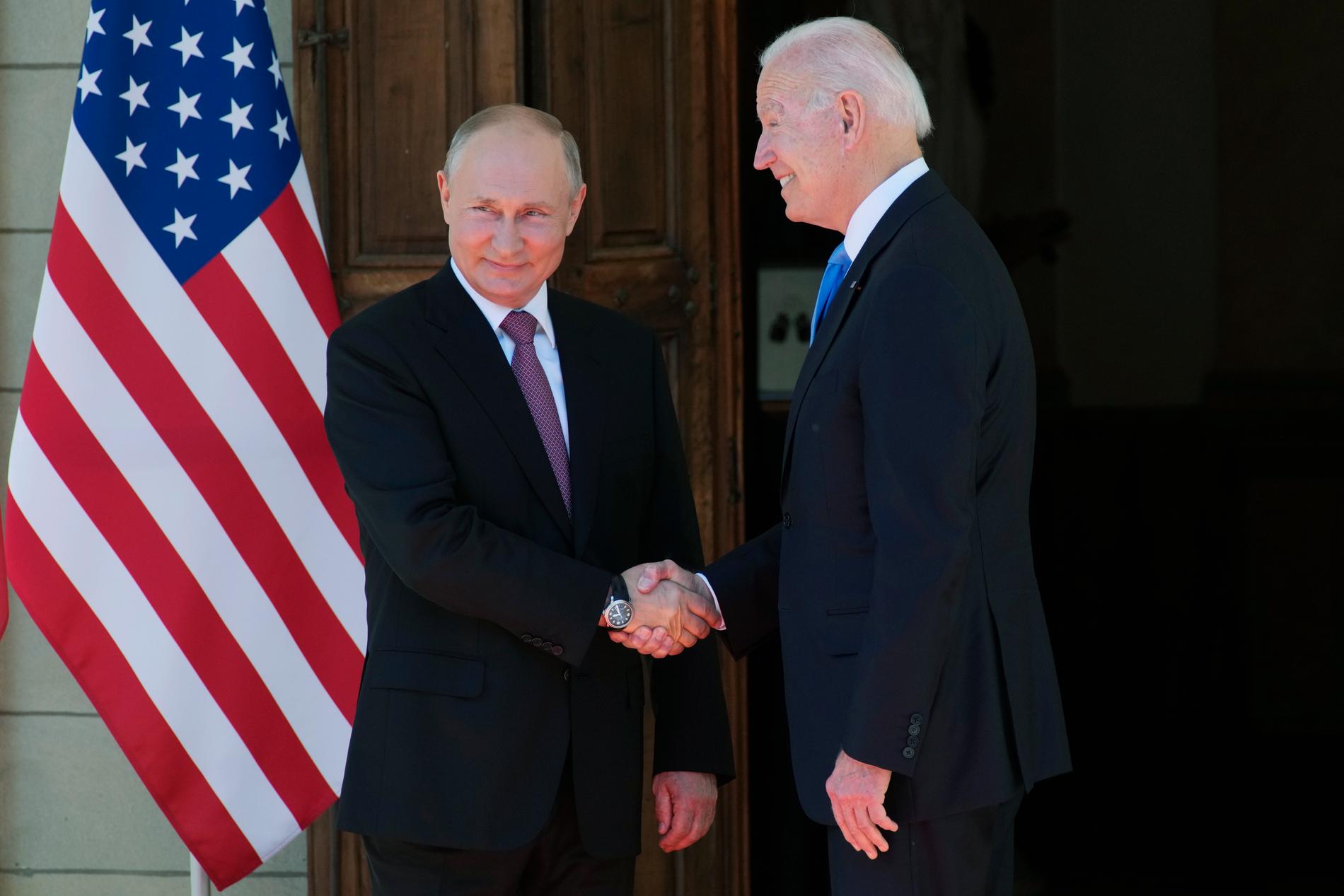 Vlaidmir Putin och Joe Biden hälsar på varandra i Genève.
