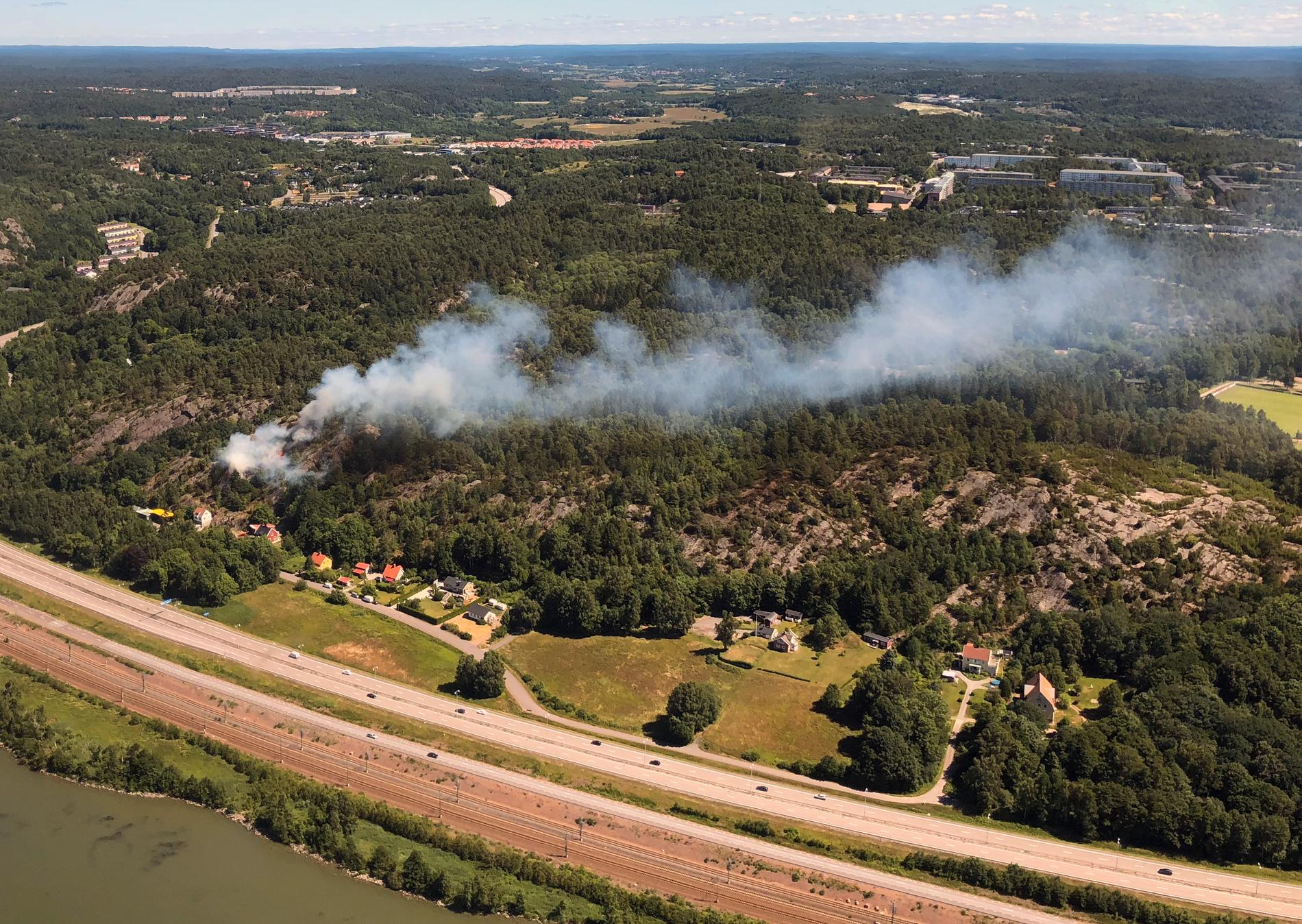 Det brinner i ett skogsområde nära Angered i Göteborg