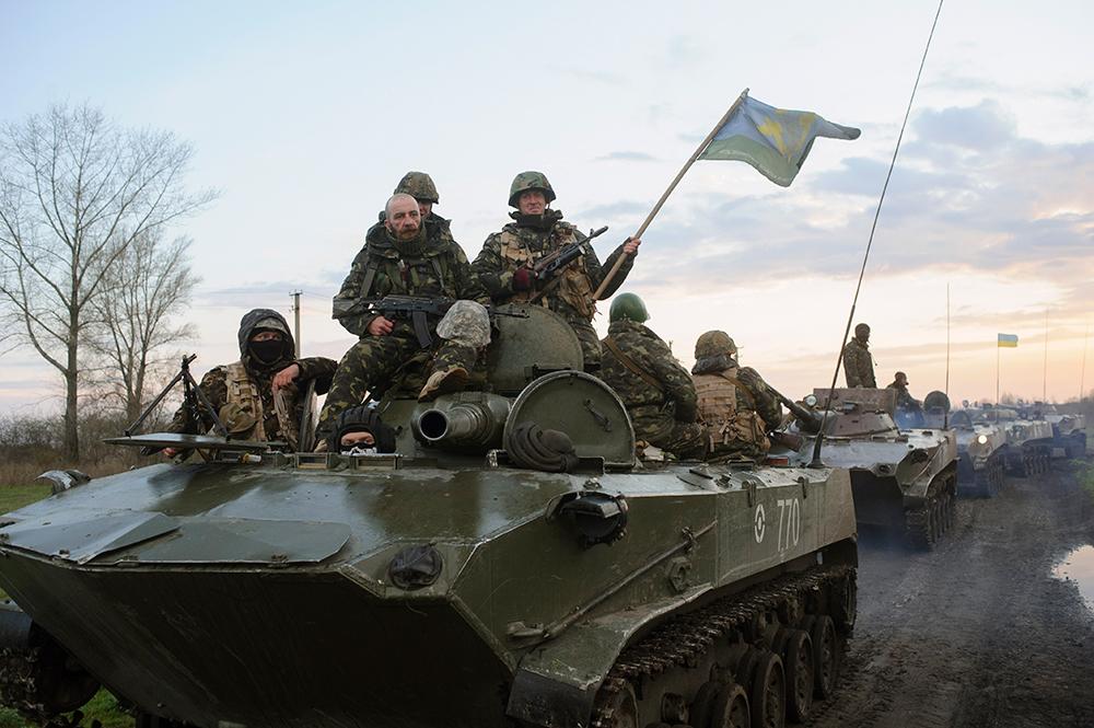 Ukrainsk militär i stridsvagnar. Bilden togs på måndagen.