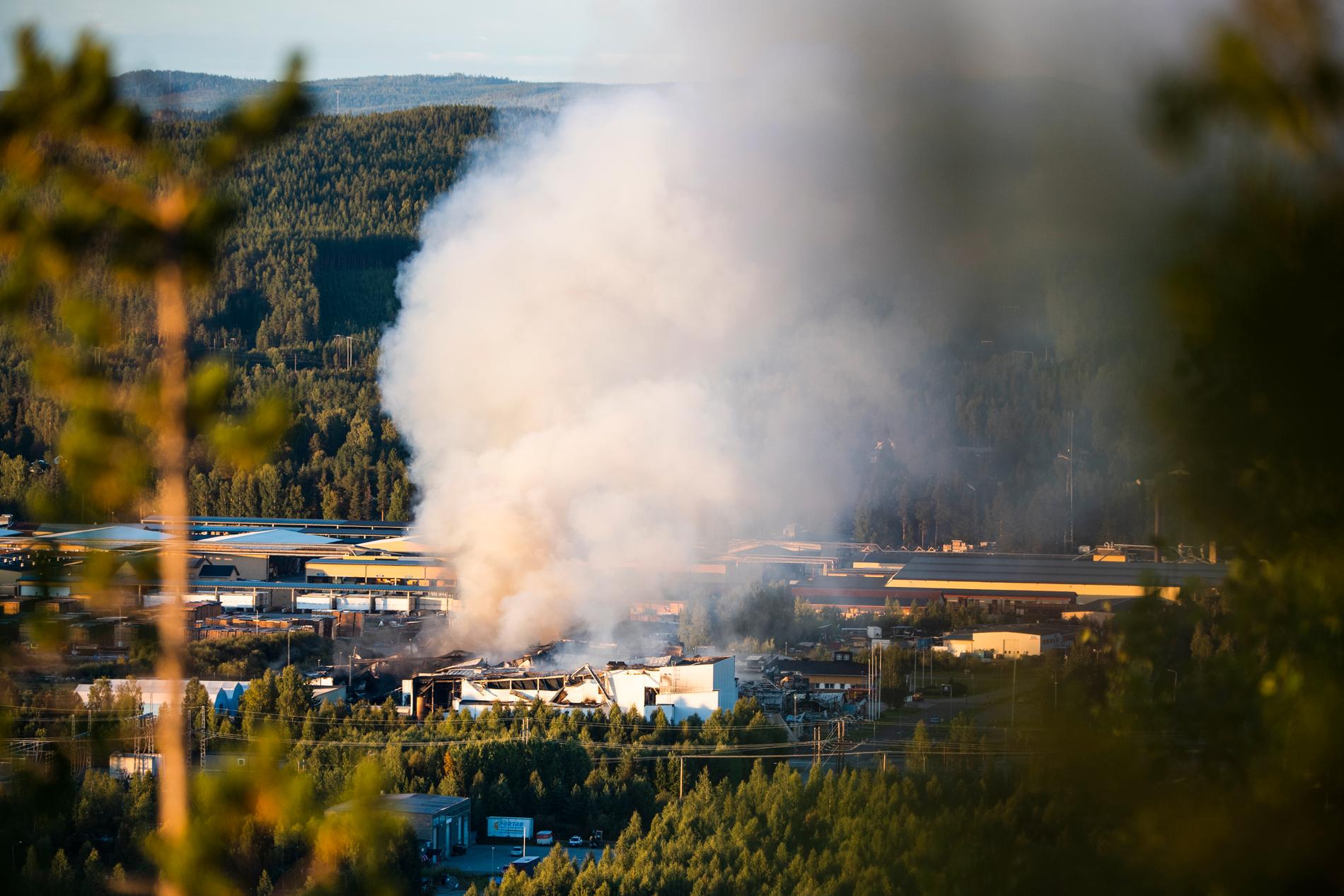 Brandlukten kändes ända till Luleå sex mil från Älvsbyn, under måndagen.