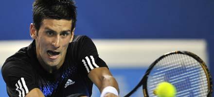 storfavorit Serben Nikola Djokovic slog ut Roger Federer i tre raka set. Nu är han spelbolagens stora favorit inför finalen i Melbourne.