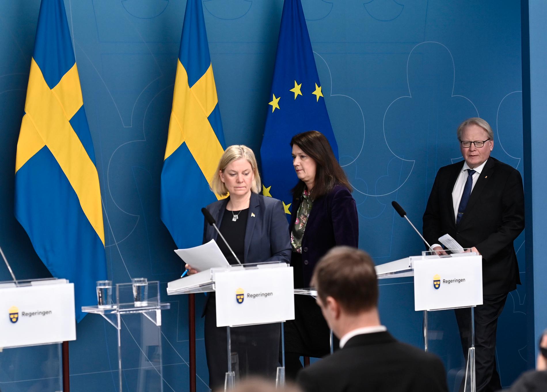 Statsminister Magdalena Andersson, utrikesminister Ann Linde och försvarsminister Peter Hultqvist på pressträffen. 