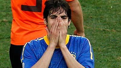 sluta deppa, kaká En tårögd Kaká lämnar VM 2010 som en förlorare. Om fyra år blir det glada miner om man ska tro oddsen. Brasilien vinner nämligen hemma-VM enligt ett spelbolag.