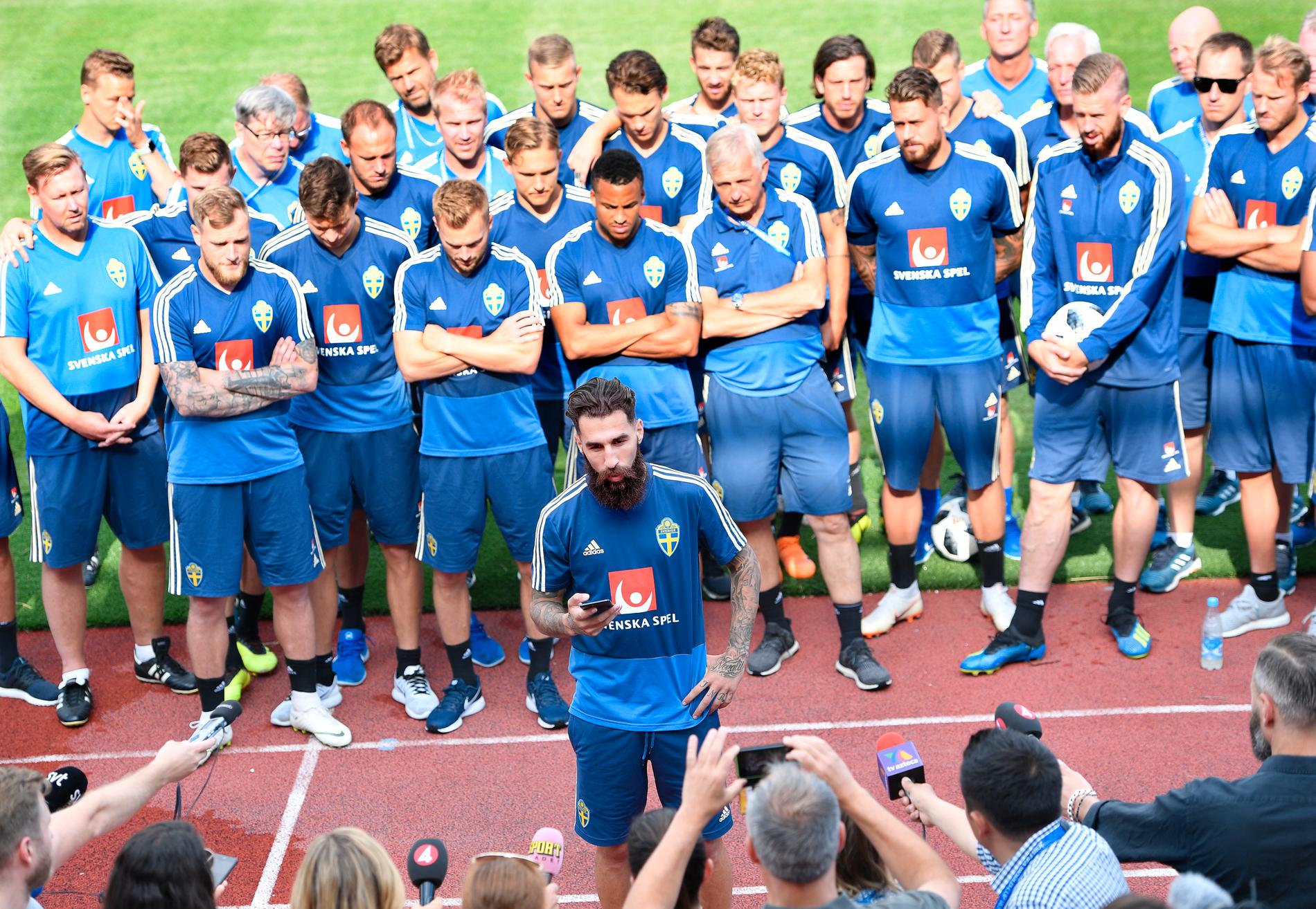 Jimmy Durmaz håller ett tal, uppbackad av de övriga spelarna, inför landslagets träning dagen efter Tysklandsmatchen under fotbolls-VM i Ryssland i somras. Arkivbild.