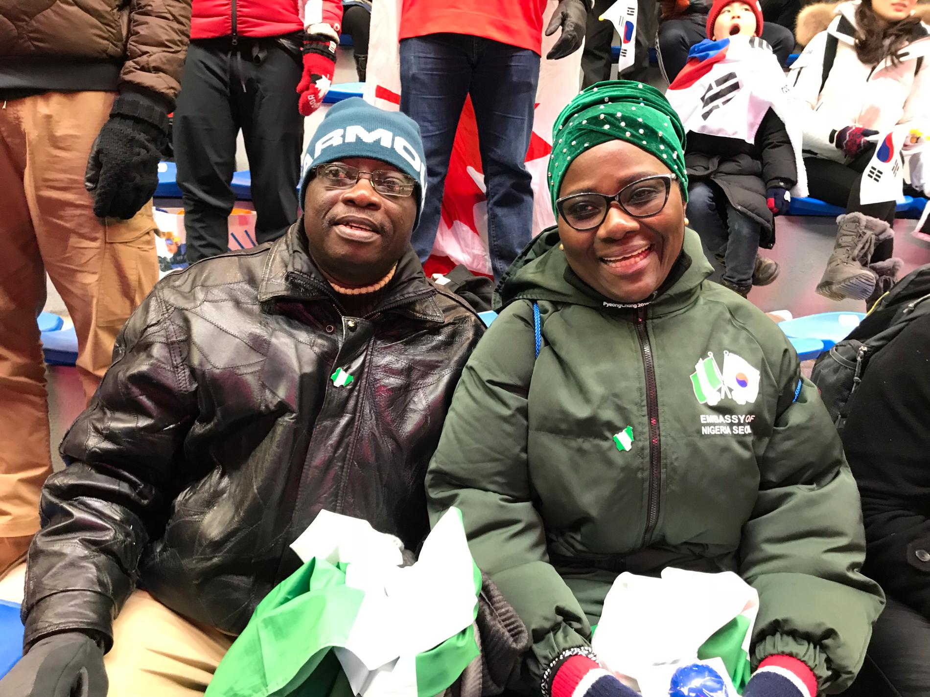 Sean Adiguns föräldrar på läktaren vid olympiska bobsleighbanan.