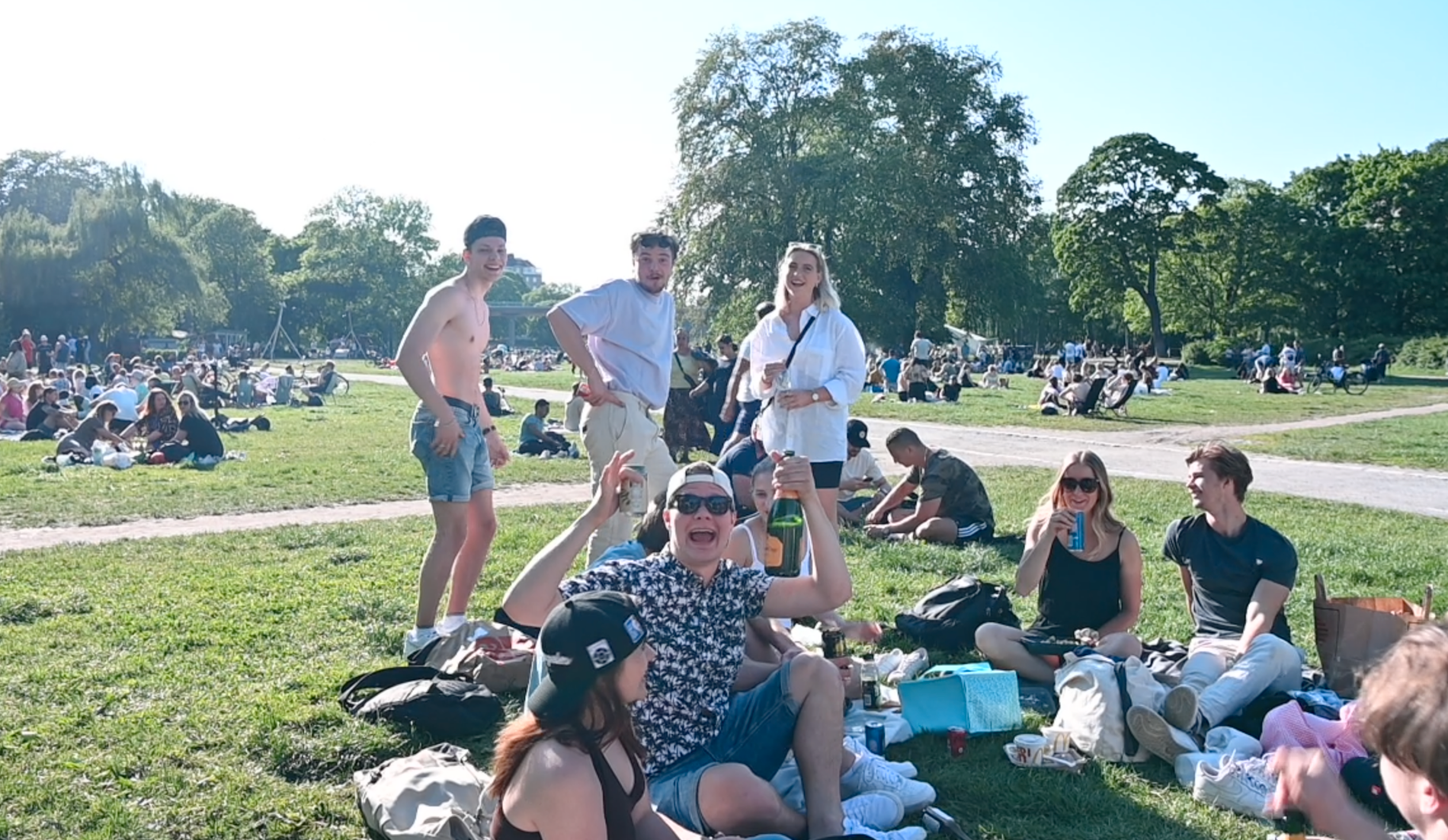 Rålambshovsparken på Kungsholmen i Stockholm fylldes av folk. 