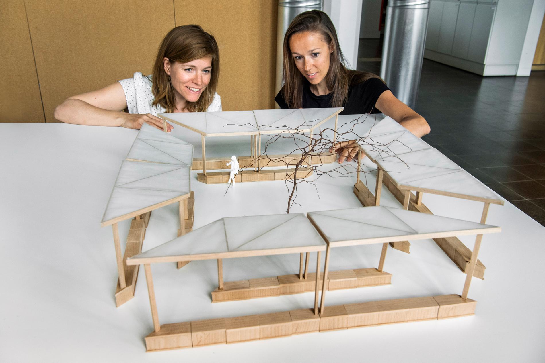 Sofia Kanje (till vänster) och Veronica Feltre på Nyréns arkitektkontor har tagit fram ett flyttbart utomhuskapell för begravningar i coronatider. Modellen är byggd av Ninna Kapadia.