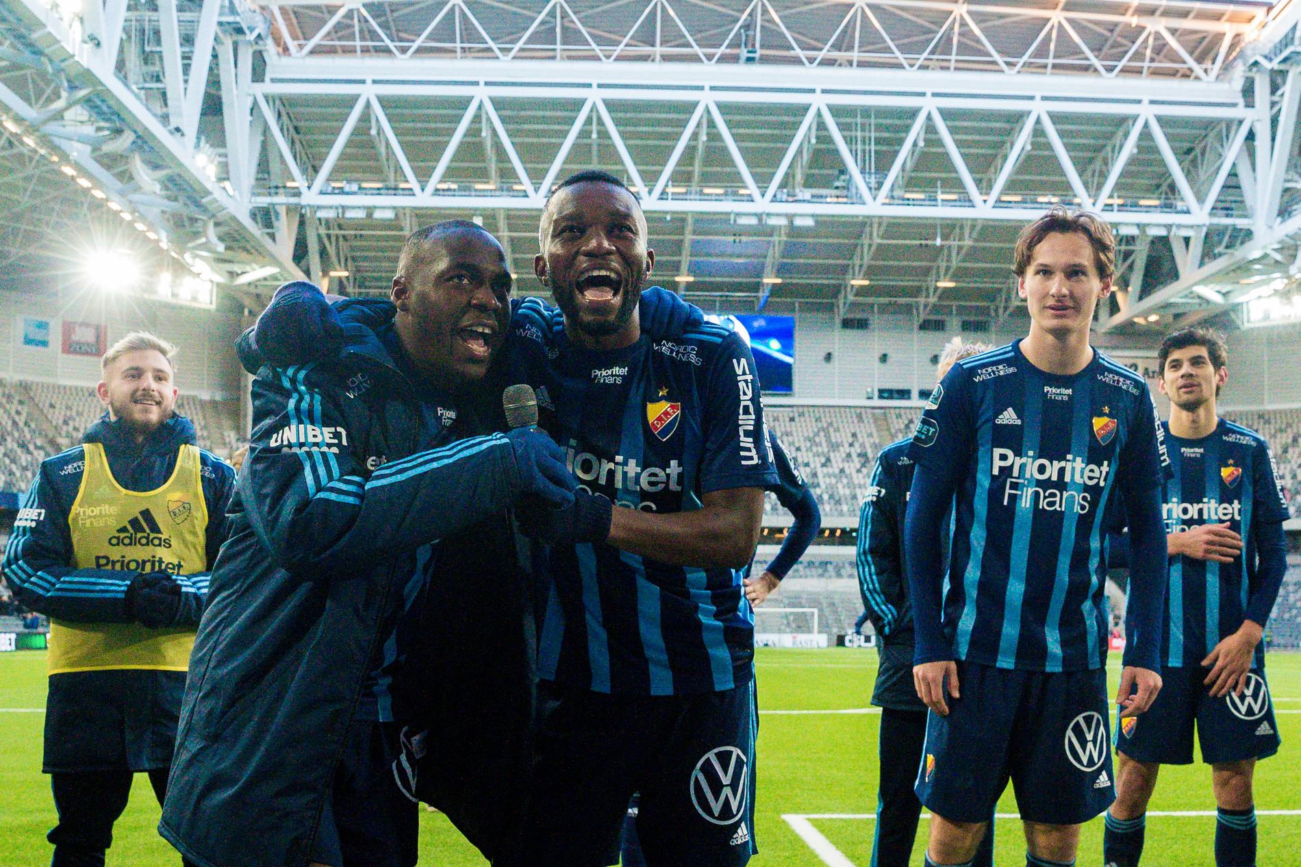 Edward Chilufya och Emmanuel Banda jublar efter segermatchen mot Kalmar.