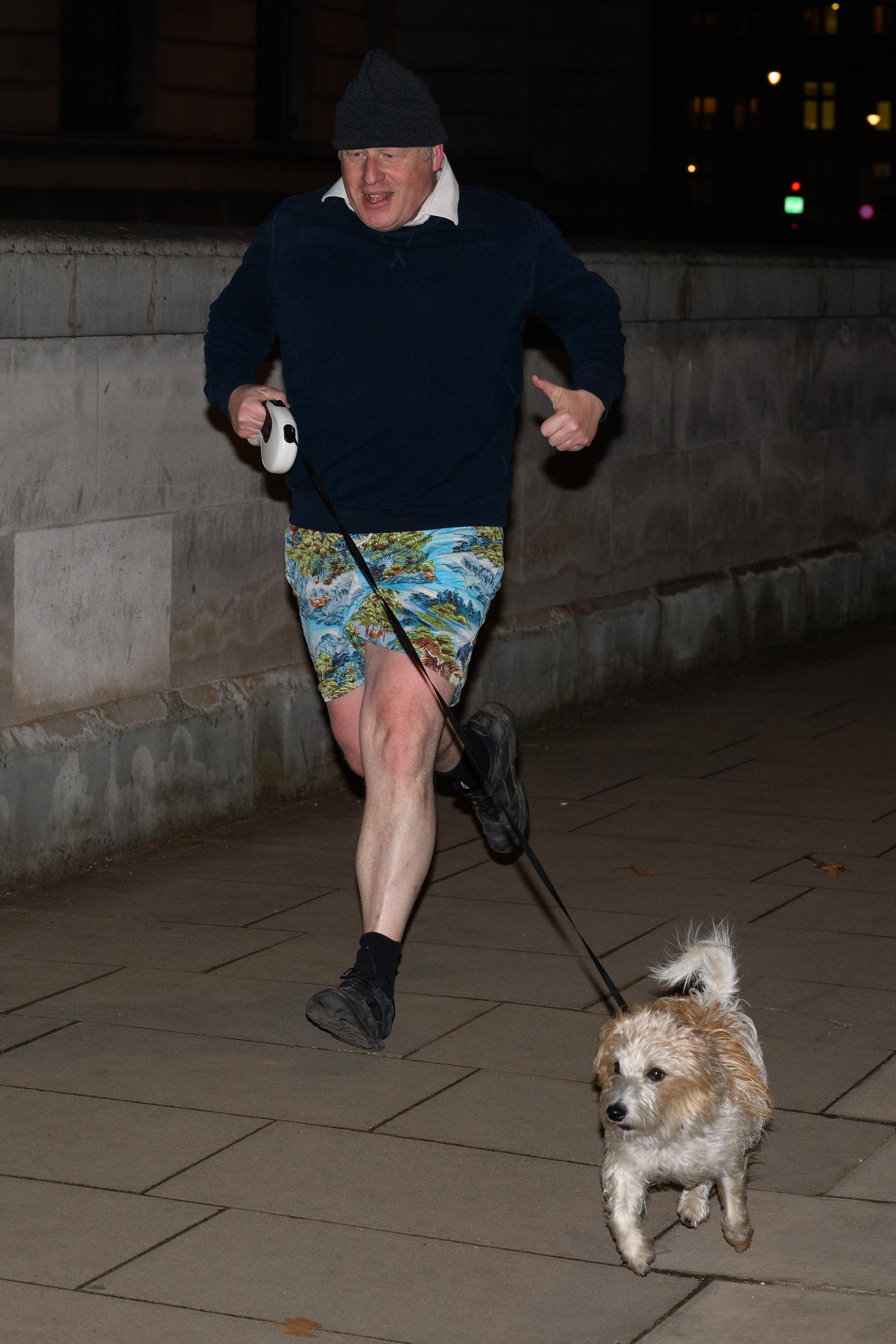 En premiärminister under hård press – fotad under sin morgonrunda med hunden i London i måndags. 