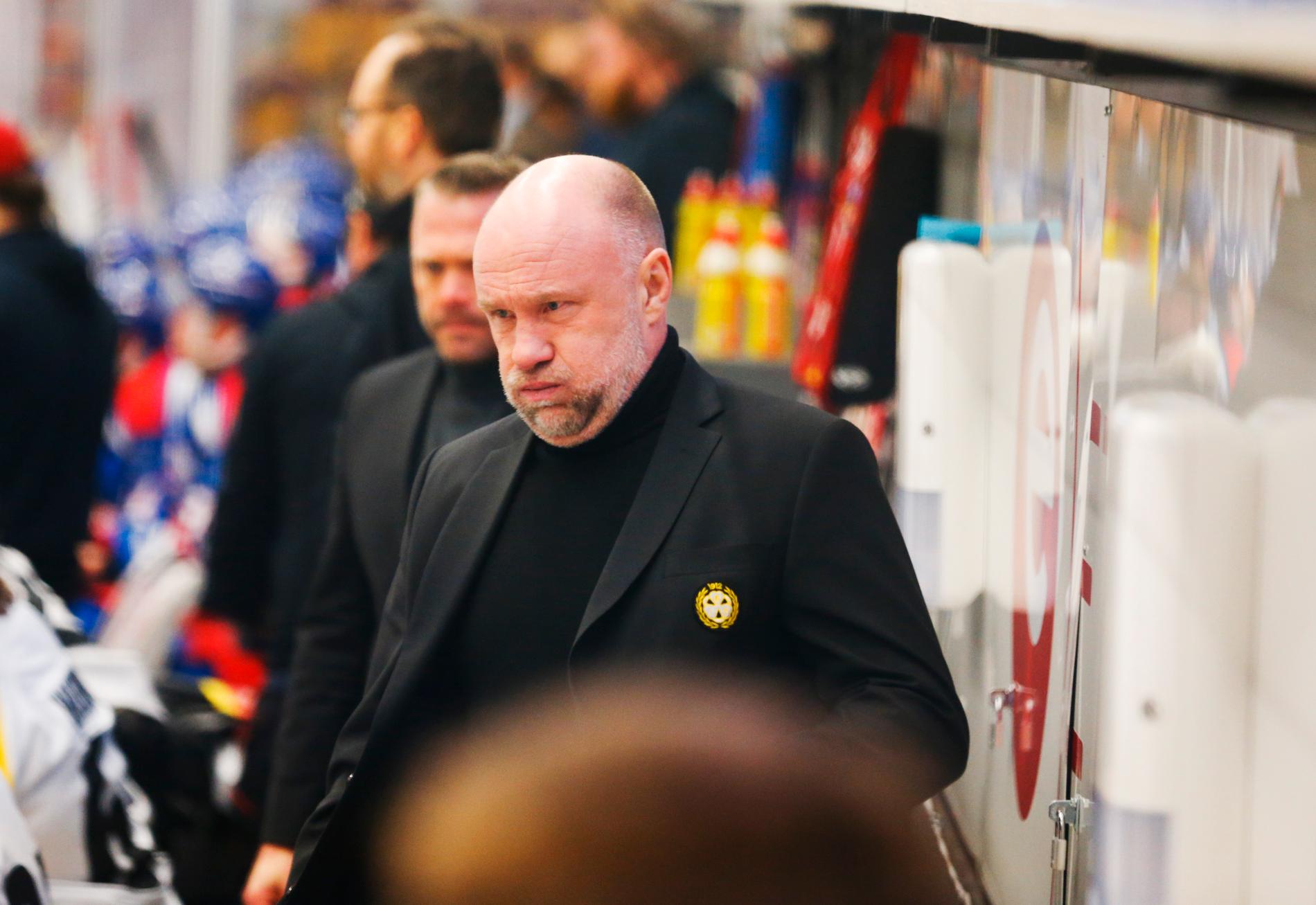 Peter Andersson sparkades dagar före första kvalmötet med HV71. 