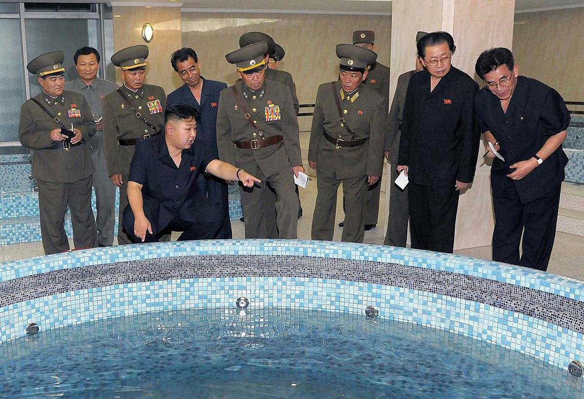 Nordkoreas ledare Kim Jong på besök i hotellets spa och spanar noggrant in poolen, som till synes är närmare färdigställande än andra delar av byggnaden.