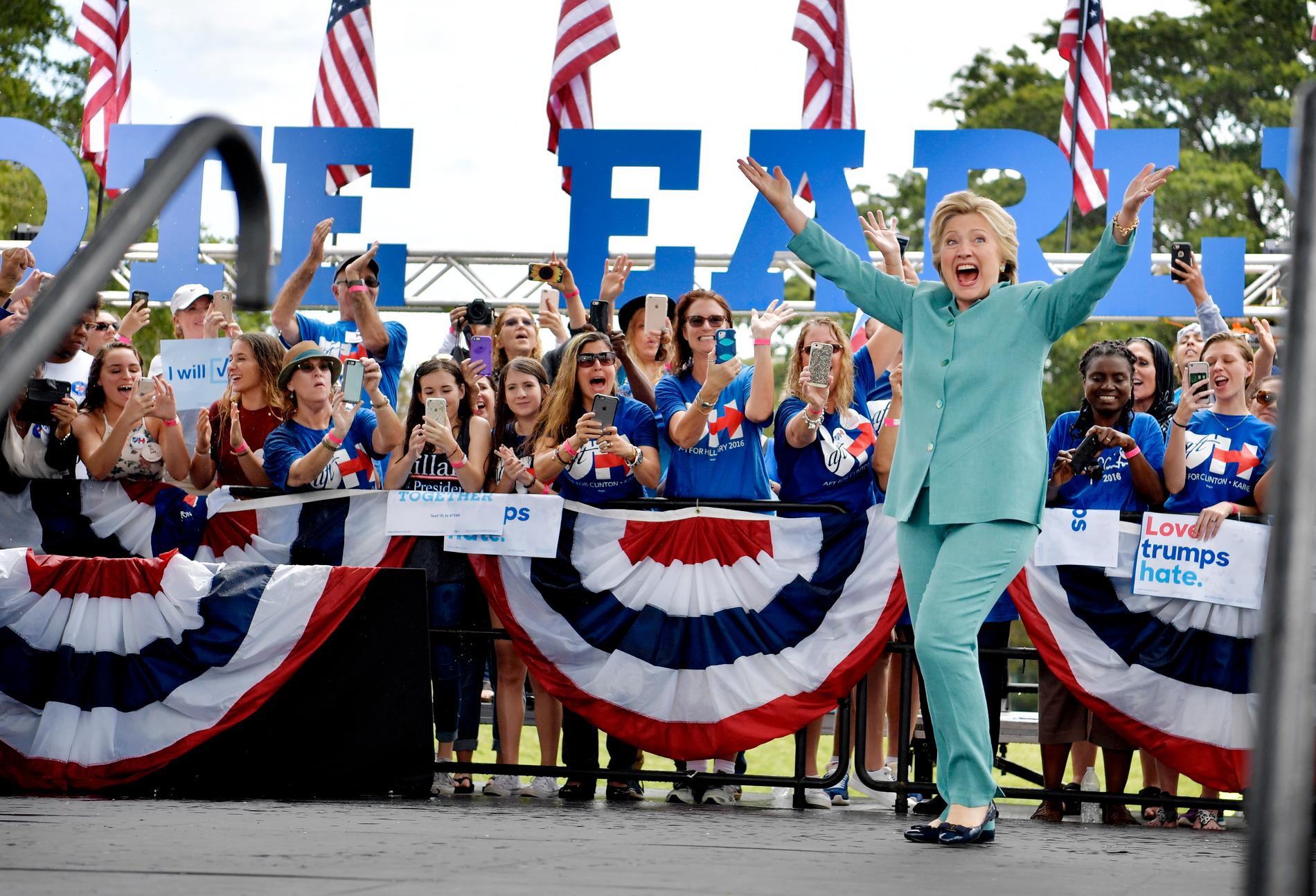 Hillary håller tal i Florida.
