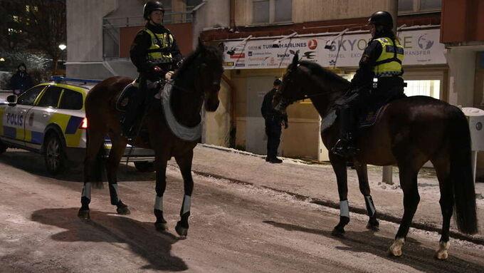 Polisen är på plats med bland annat hästar. 