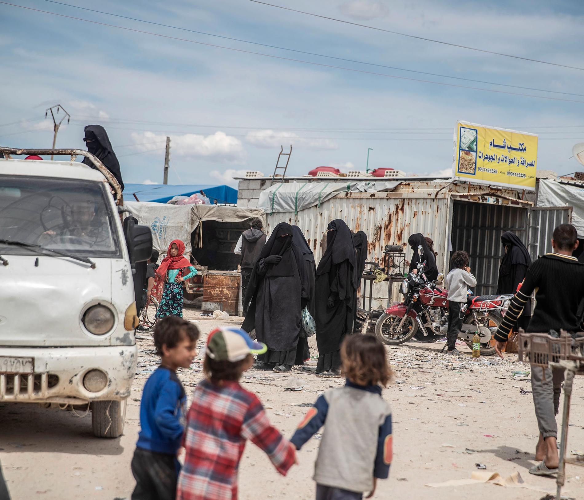 Kvinnan reste 2014 till Irak för att ansluta till IS. Bilden visar fängslade IS-kvinnor i Al Hol-lägret i Syrien. 