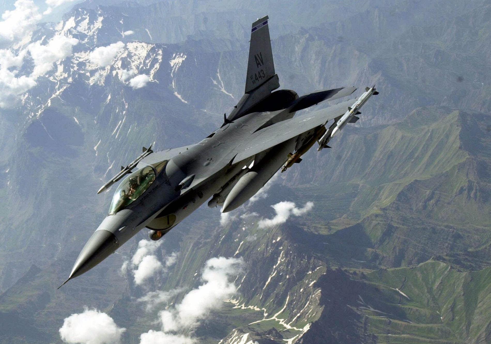 Ett F-16 som tillverkas av försvarskoncernen Lockheed Martin.