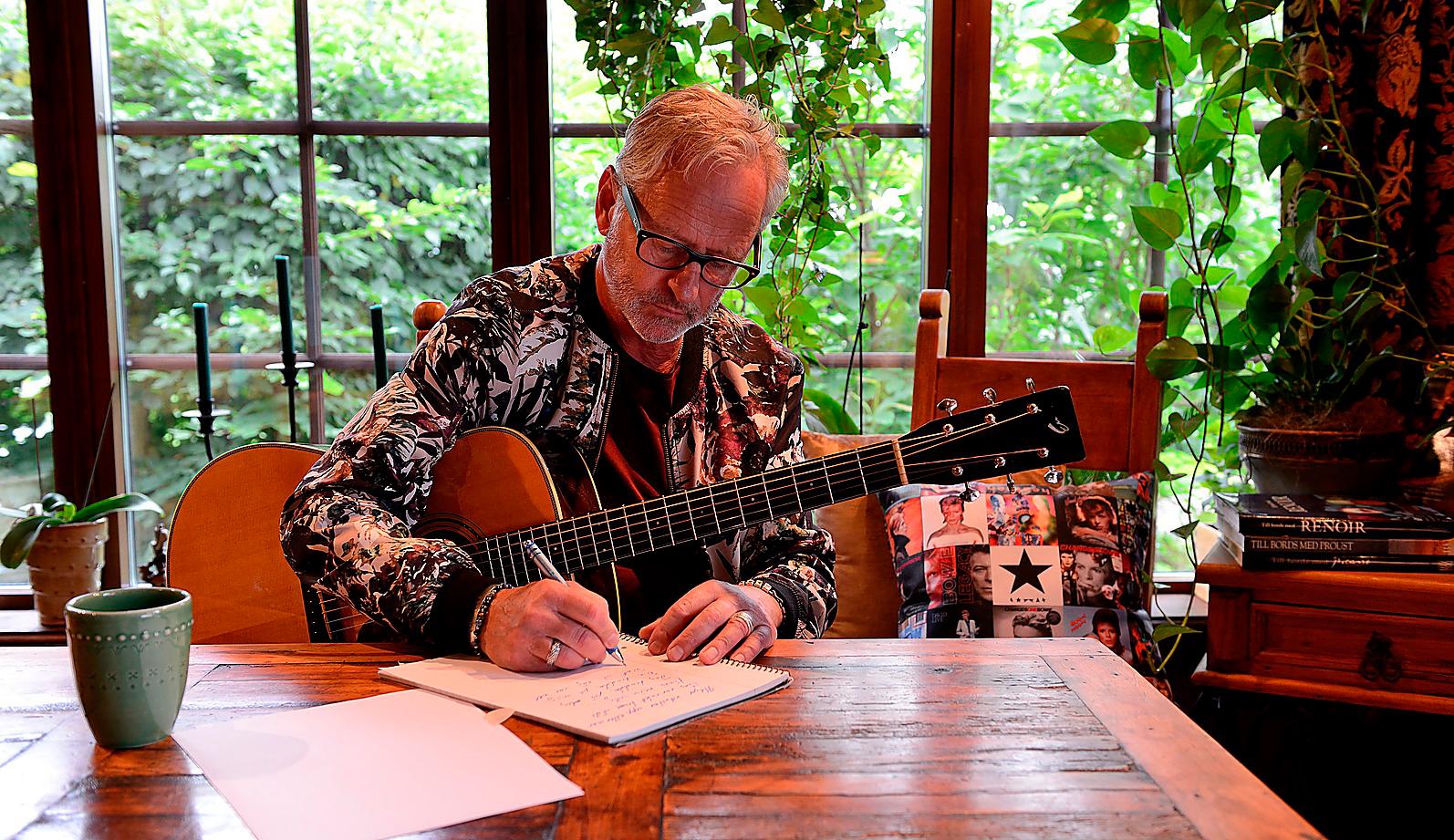 Uno Svenningsson skriver låtar hemma i Stenungsund. Notera Bowie-kudden bakom honom.