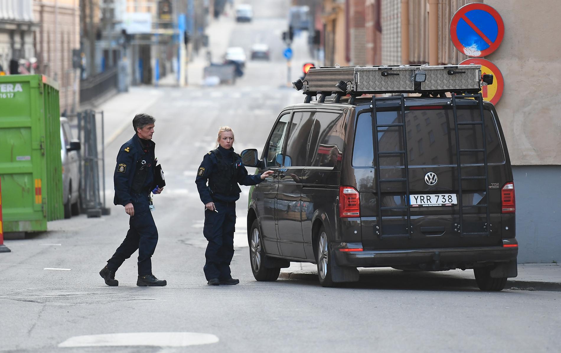 En man skadades av flera knivhugg på en adress på Södermalm i natt.En man i 20-årsåldern har gripits misstänkt för mordförsök.