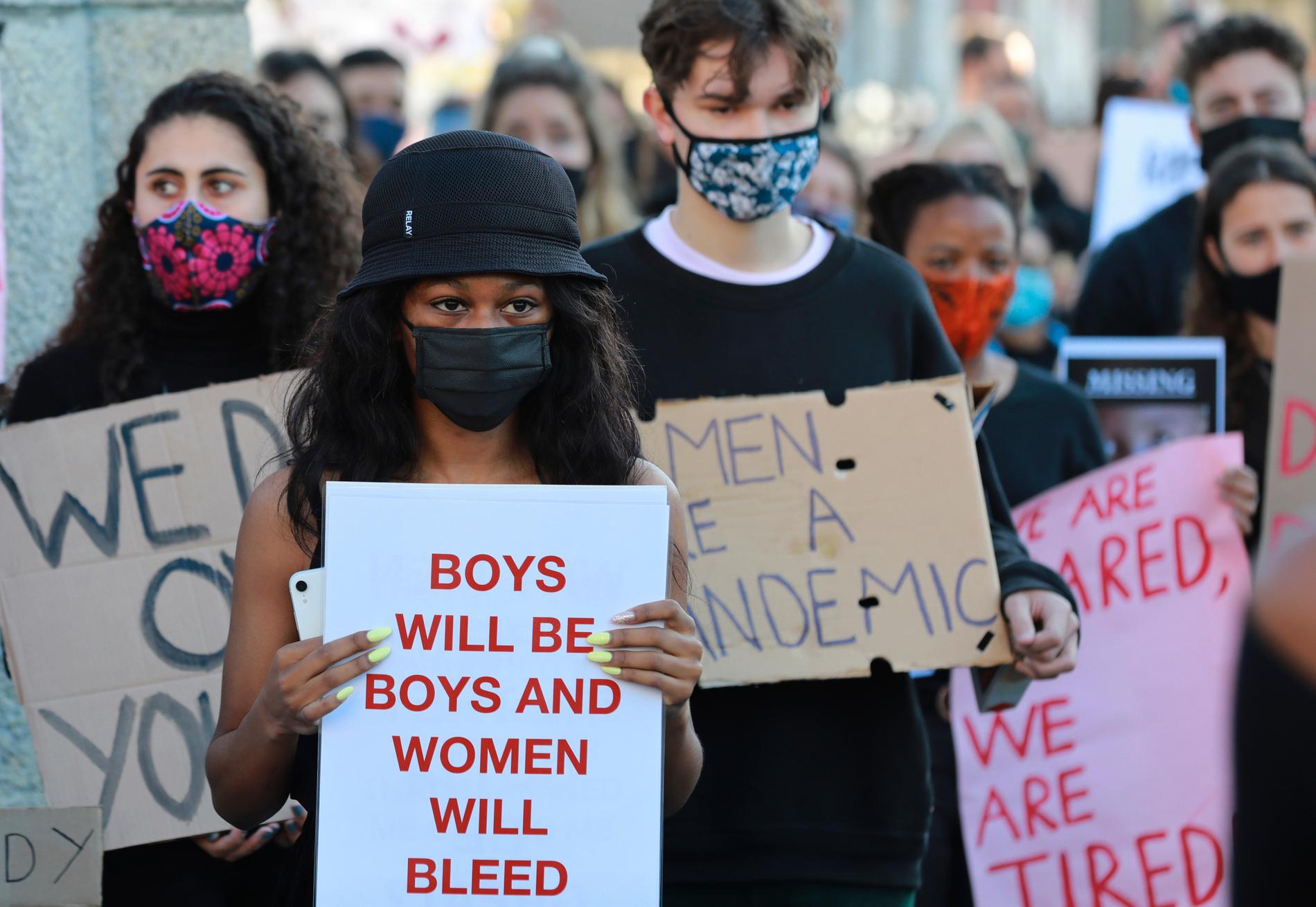 Deltagare vid en demonstration mot könsrelaterat våld i Kapstaden i Sydafrika i somras. Arkivbild.
