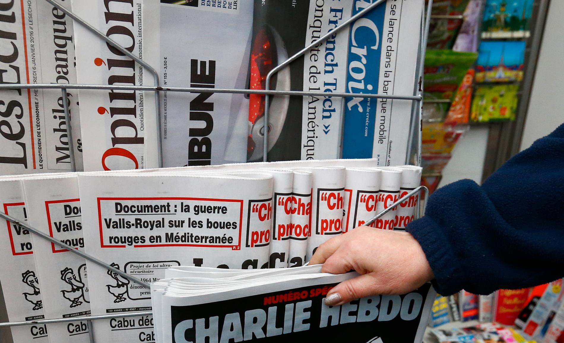 100 franska medieorganisationer har undertecknat ett upprop till stöd för yttrandefrihet efter att dödshot riktats mot anställda på satirtidningen Charlie Hebdo.