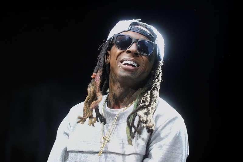 Lil Wayne riskerar tio års fängelse efter att polisen hittat en pistol i hans väska.