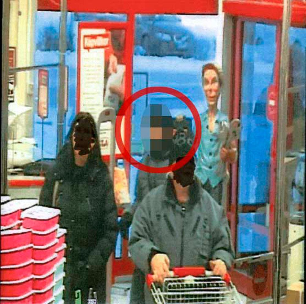 Mannen på övervakningsfilm inne på butiken Jula.