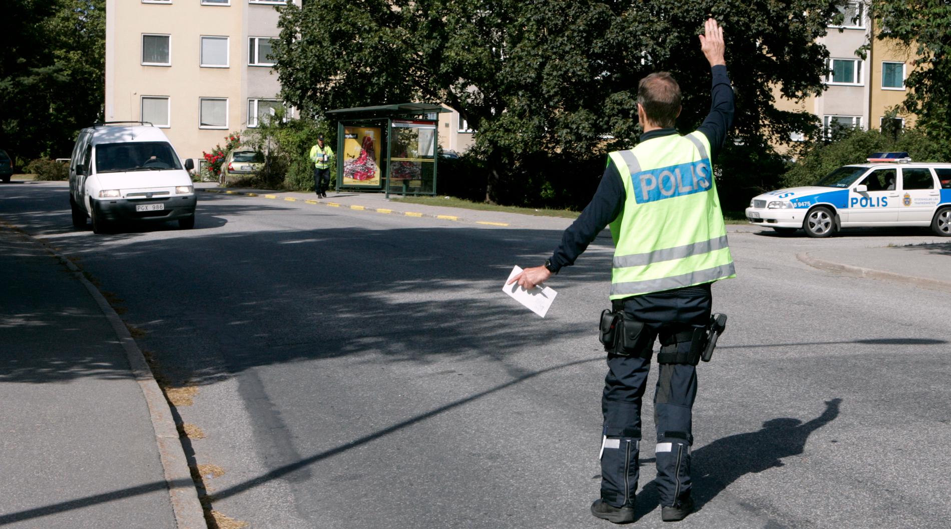 En man i Uppsala åtalas för att ha dirigerat trafiken utklädd till polis, skriver svt.