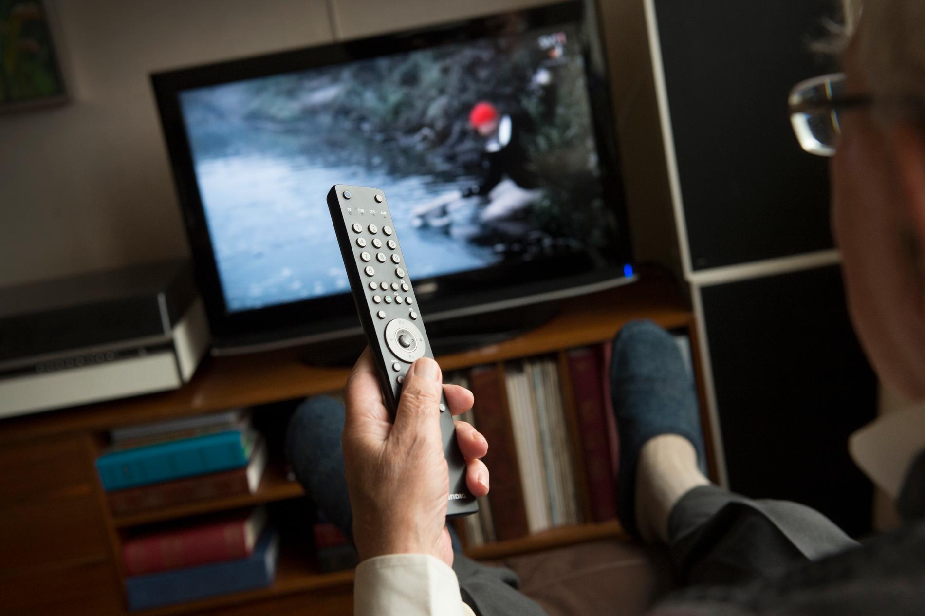 Riksdagen har beslutat att tv-licensen nu ska betalas via skatten. Det betyder att många svenskar nu får tillbaka pengar man redan betalat in