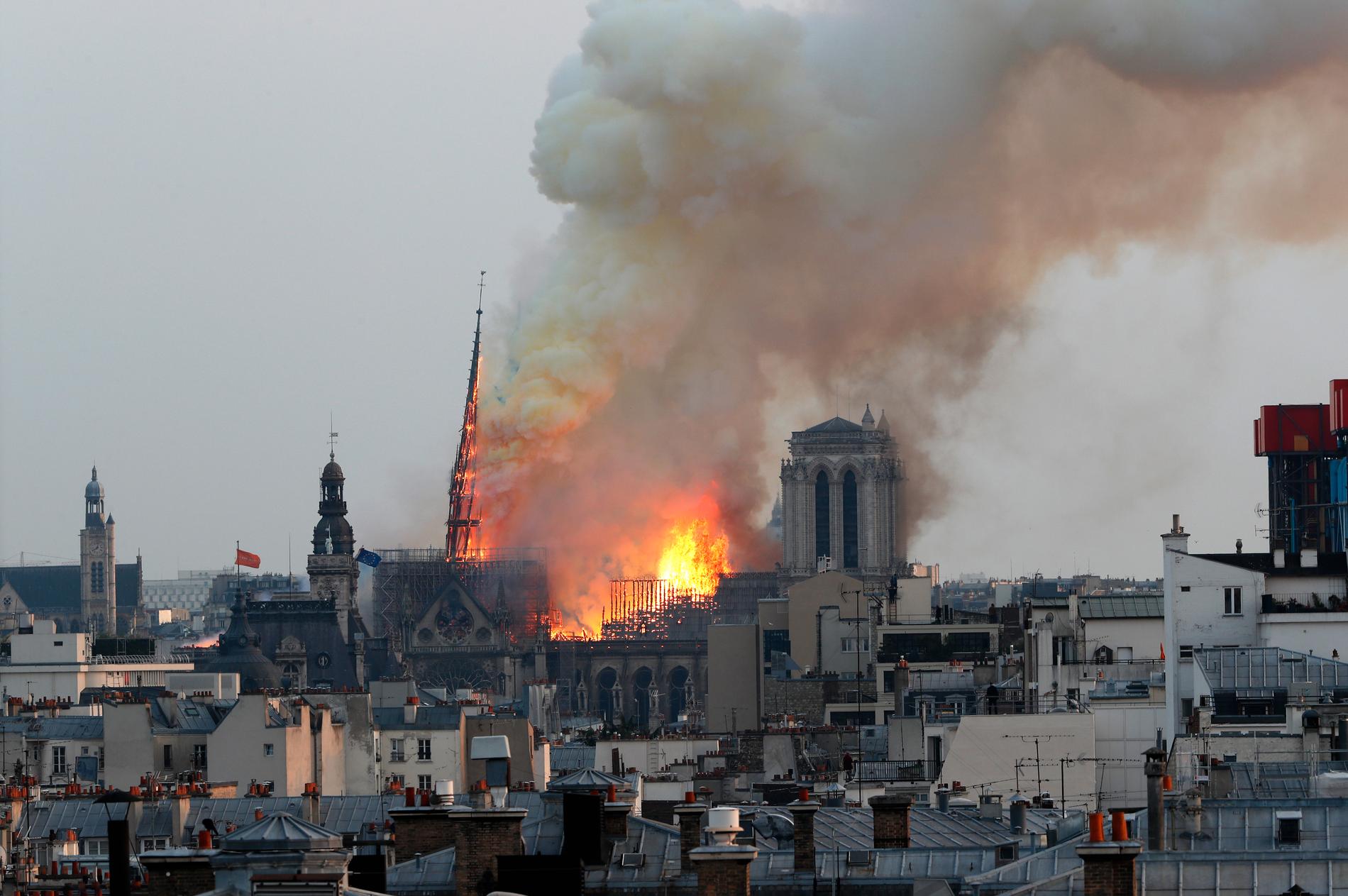 Notre-Dame i brand på måndagskvällen. 