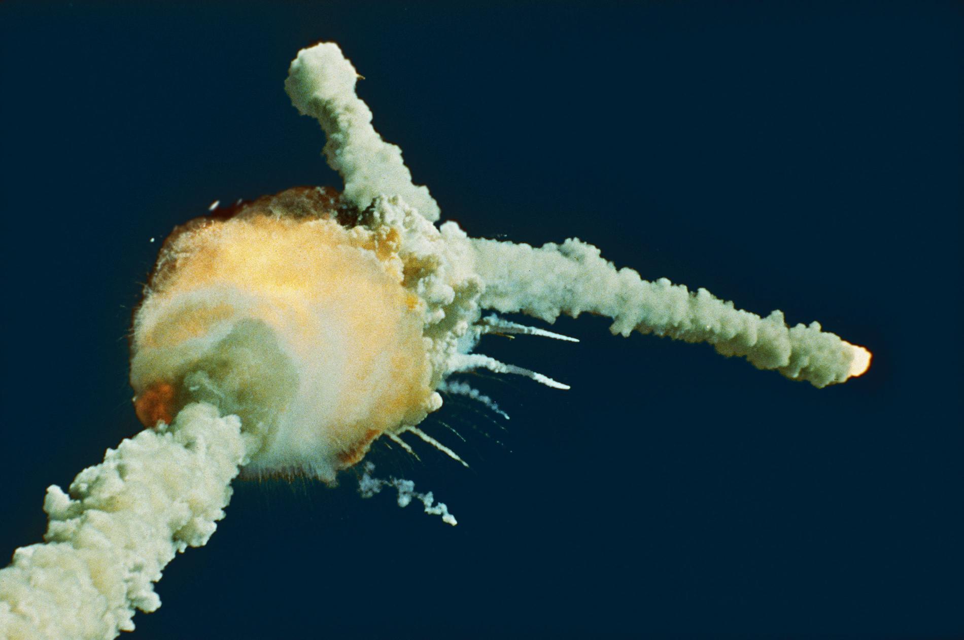 Rymdfärjan challenger exploderar strax efter start 1986.