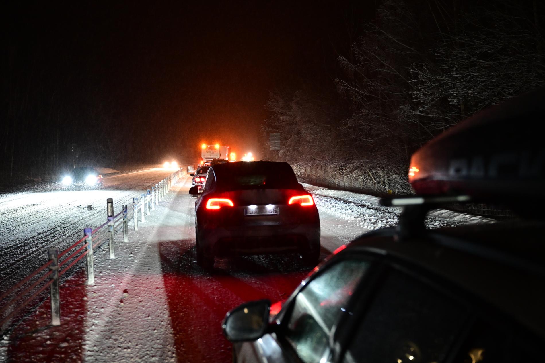 Bilar i kö på E4 i norrgående riktning norr om Gävle på lördagskvällen på grund av en bärgning efter en olycka i snöovädret.