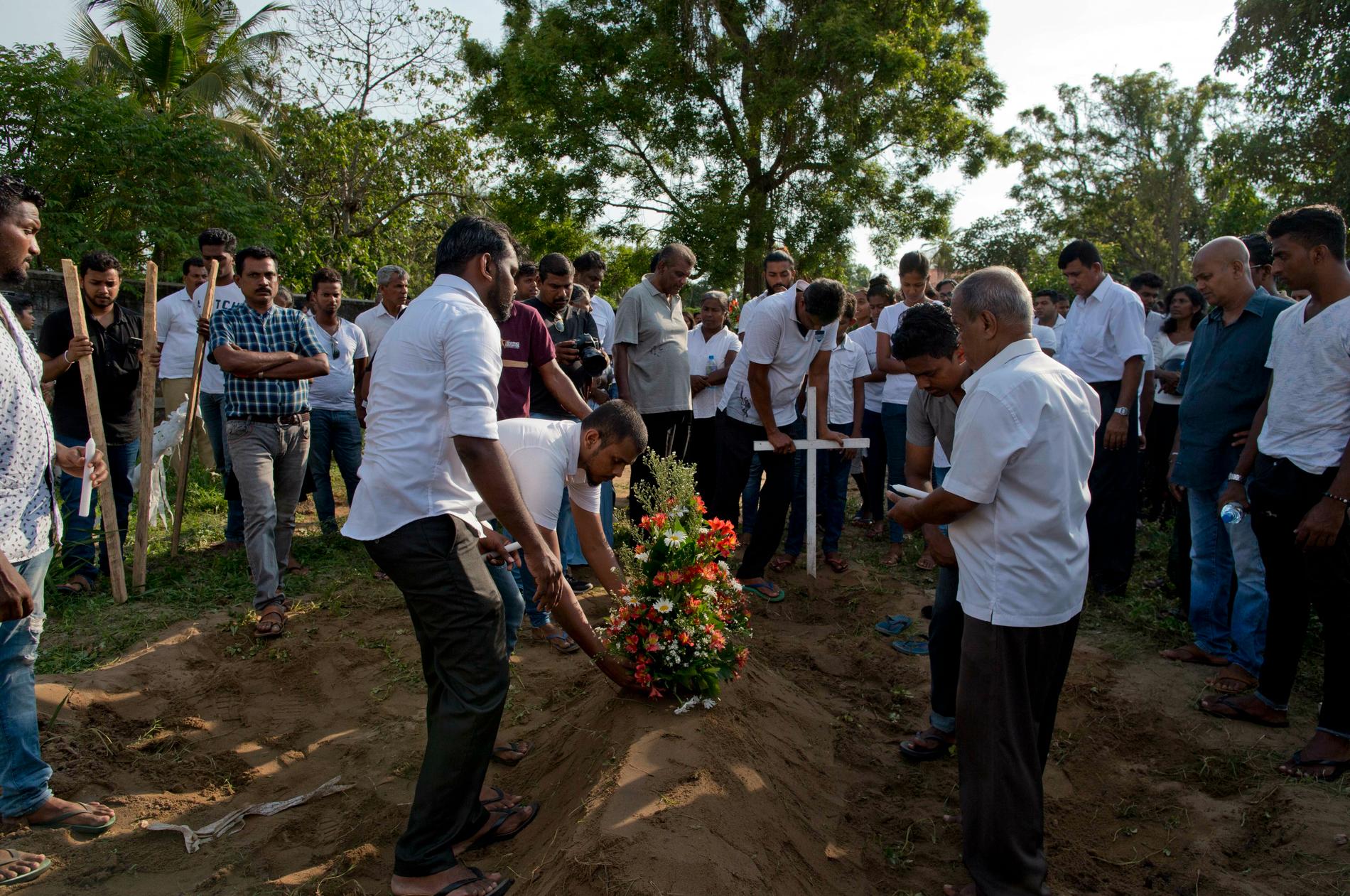 En begravning vid kyrkogården i Negombo, Sri Lanka, för ett av dödsoffren vid söndagens attacker.