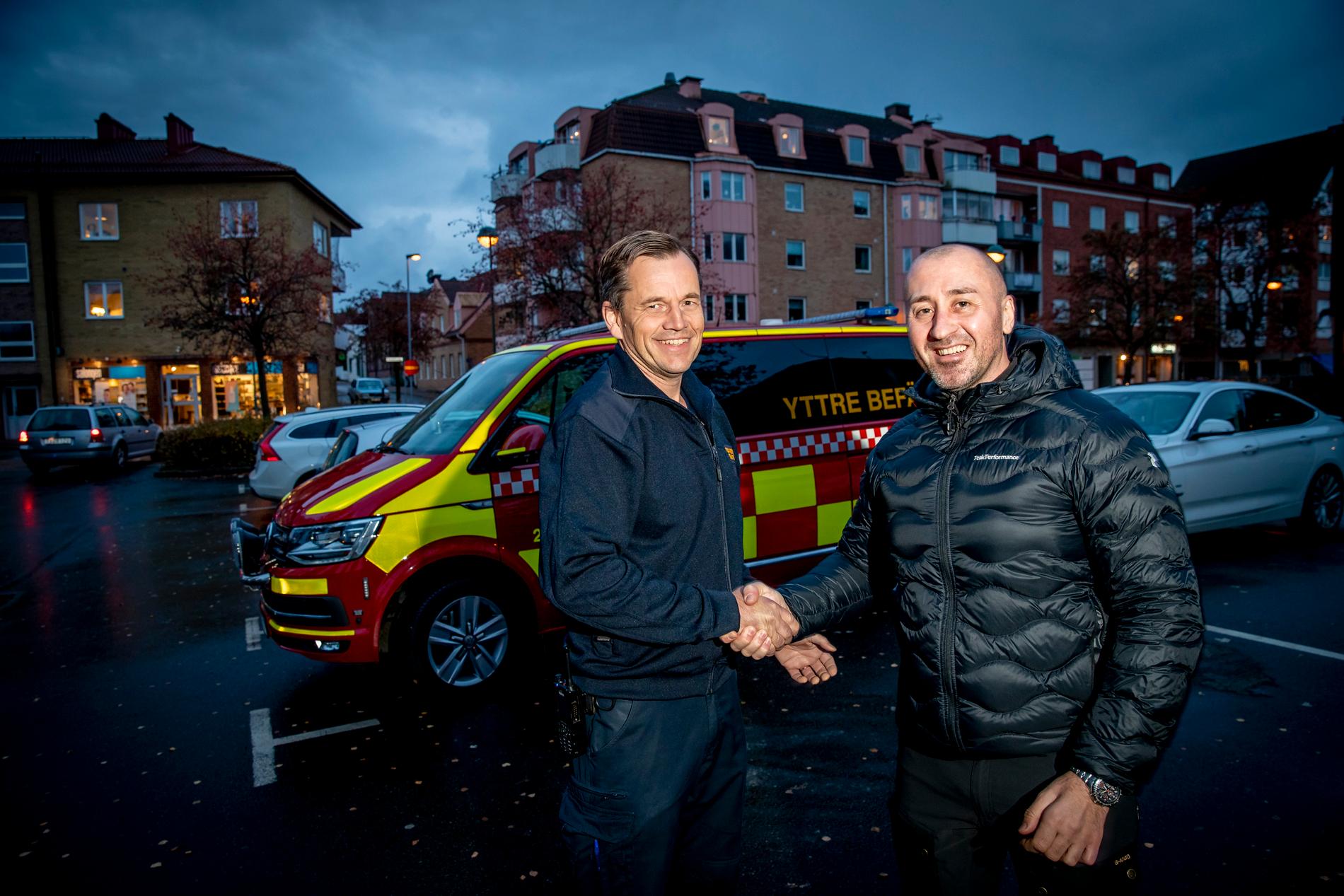 Magnus Carlsson, yttre befäl, räddningstjänsten Hässleholm, tackar Cristian för hans insats.