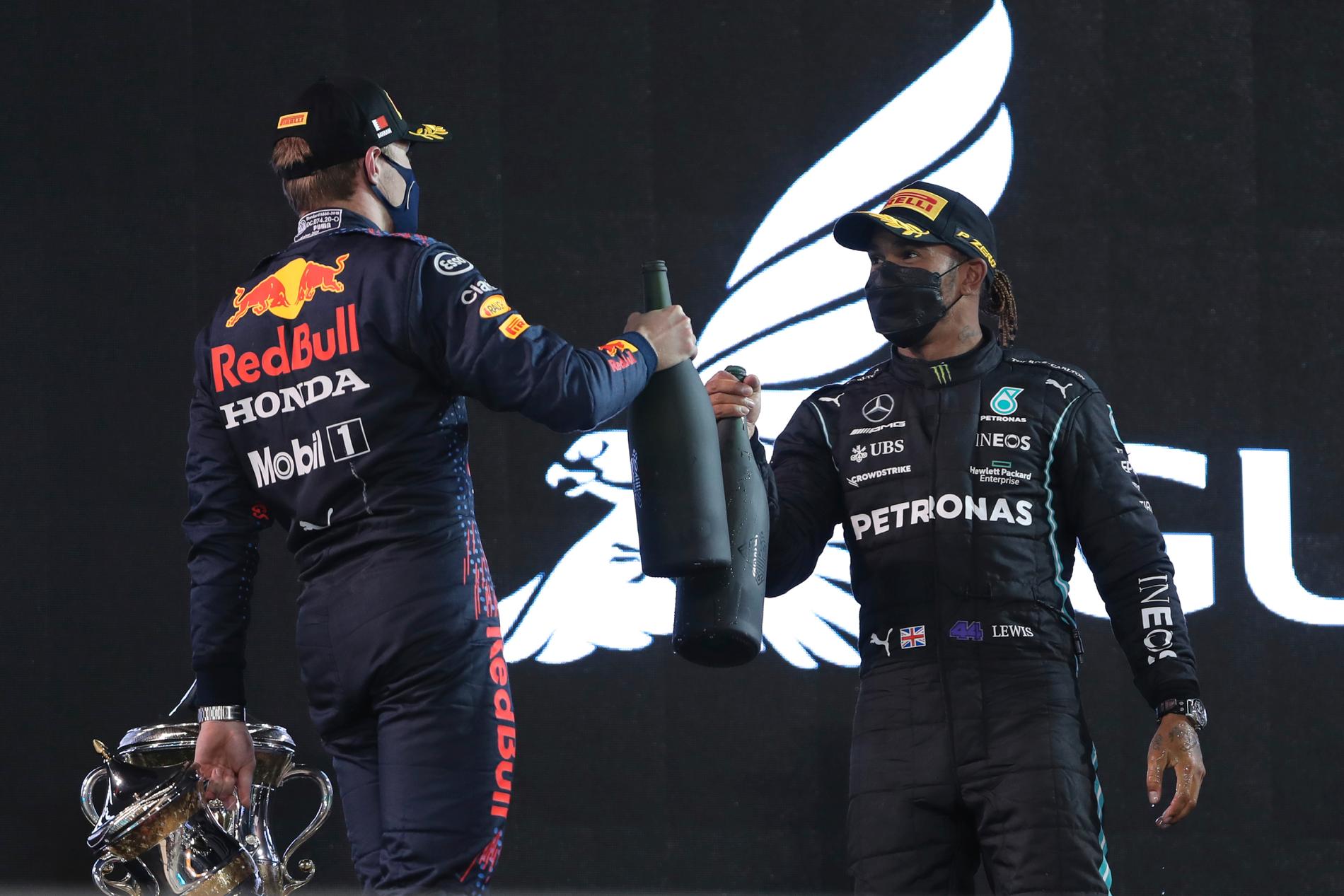 Lewis Hamilton firar segern i Bahrains GP med Max Verstappen.