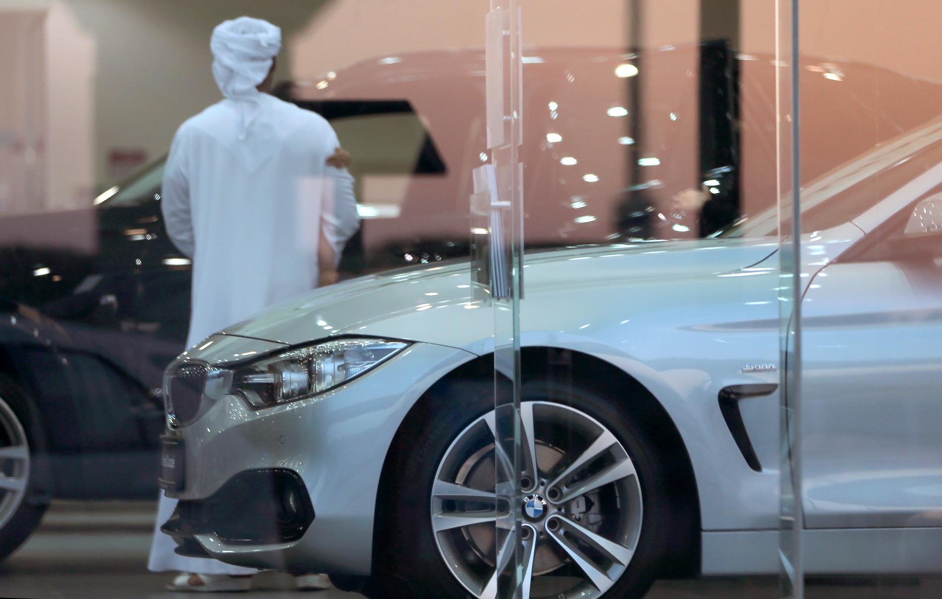 En bilförsäljare i Dubai, Förenade Arabemiraten. En populär Tiktok-influerare blev nyss gripen i staden för att ha skojat om de rikas extravaganta shoppingrundor. Arkivbild.