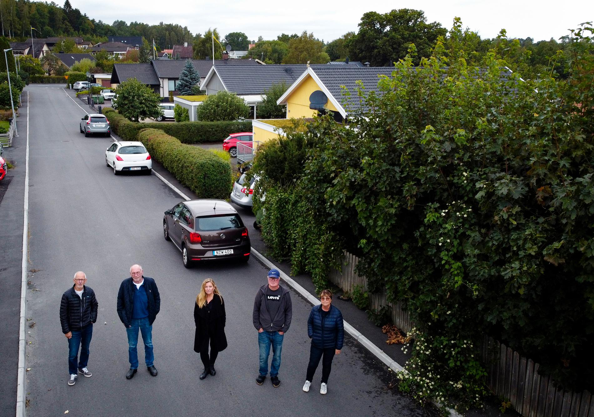 Leif Dahl, Gunnar Flood, Katarina Prien, Urban och Marie Wikander bor alla på förorenad mark i Mariebo, Jönköping. Fastighetsägarna är fast i sina hus, som inte går att sälja och kan tvingas vänta i flera år innan marken kan saneras. 