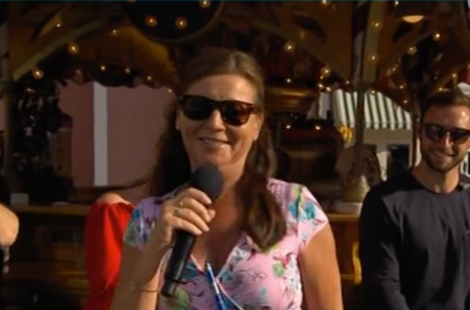 Lotta Engberg tvingas bära glasögon för första gången i programmets historia. 