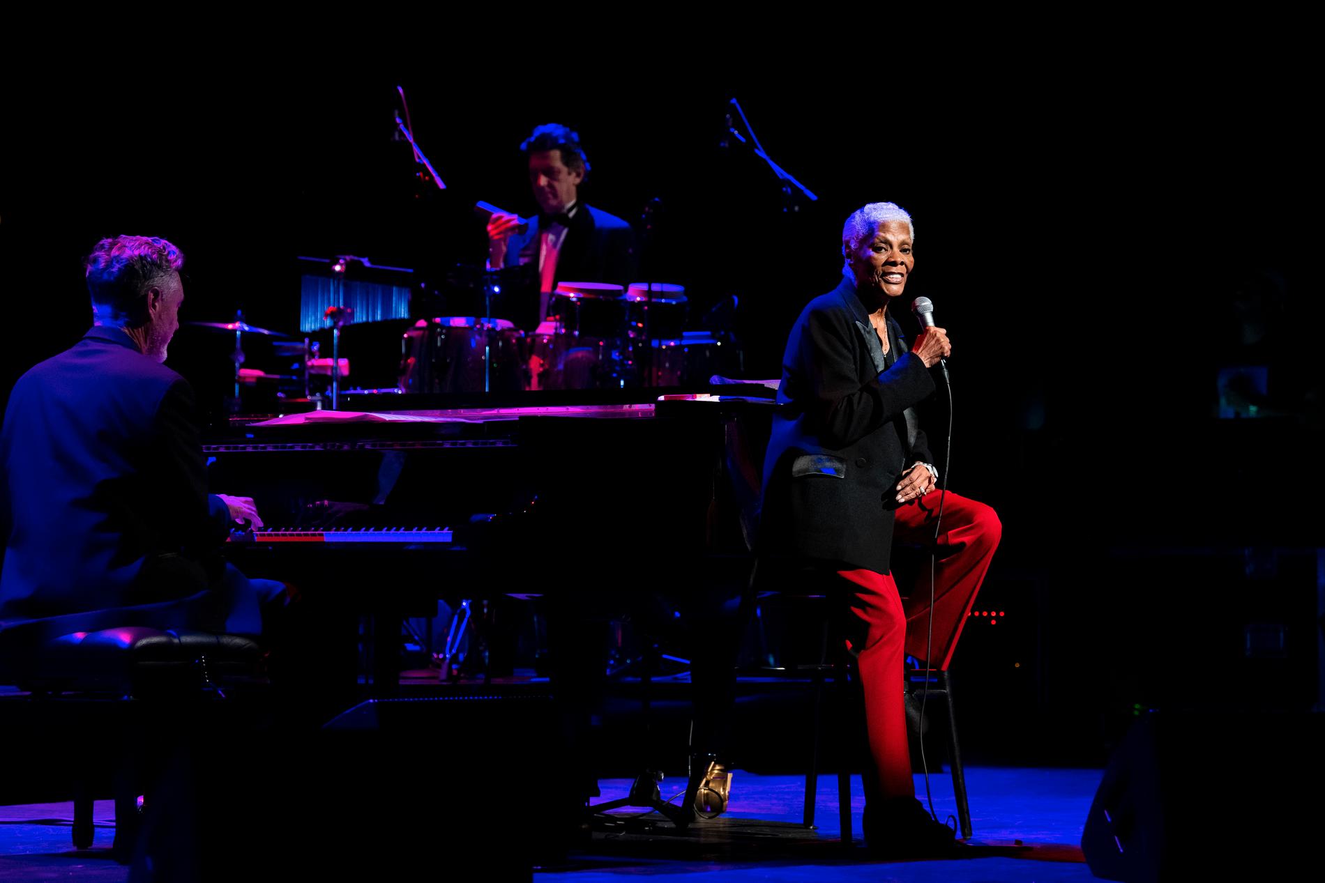 Mot sin vilja tvingas Dionne Warwick sitta ned under hela konserten på grund  av ett nyligen opererat ben.