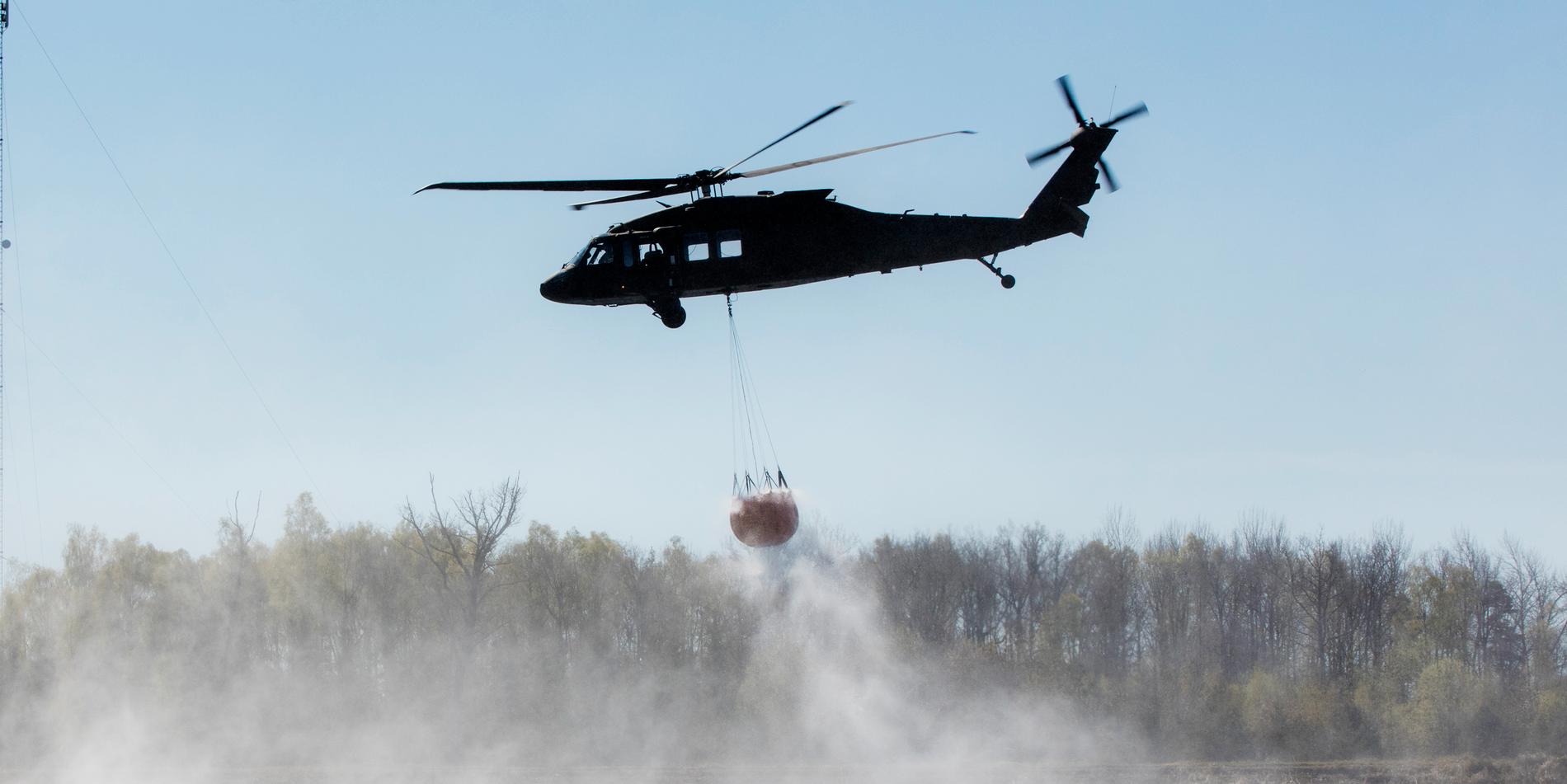 Arkivbild. Försvarets helikopter HKP16 Blackhawk i samband med bekämpning av en annan skogsbrand.