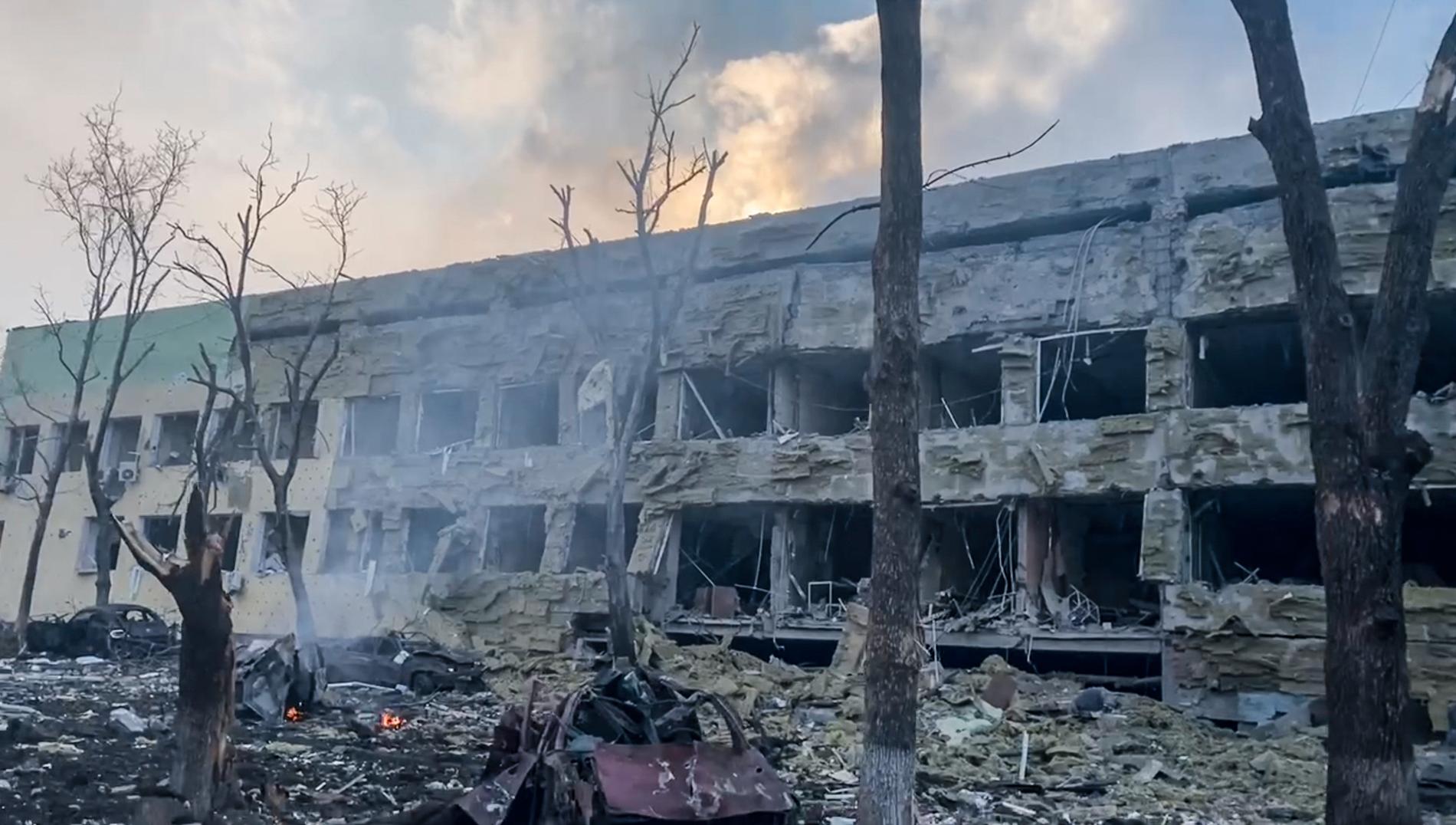 Enligt uppgifter från ukrainska tjänstemän ska flera kvinnor och barn ha skadats i attacken. På bilder och filmer från platsen syns de massiva skadorna på byggnaderna. 