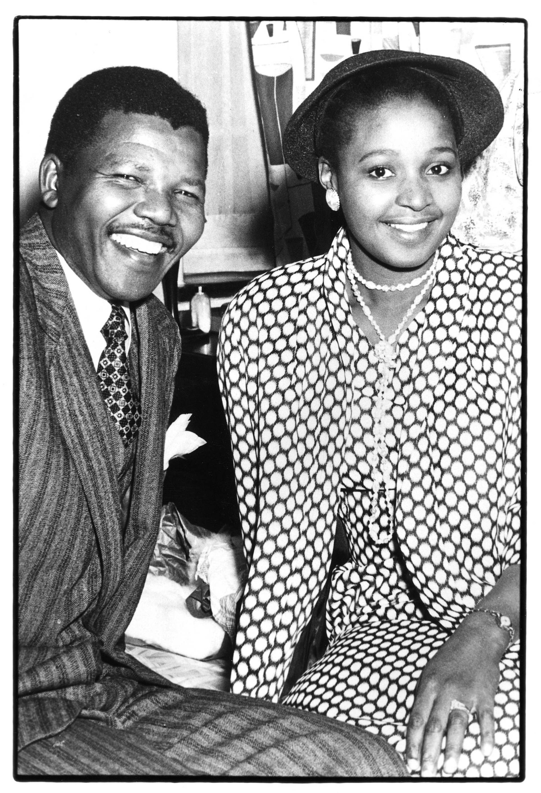 Mandela tillsammans med makan Winnie. Nelson Mandela var vid denna tid jurist och Winnie var socialarbetare. Hon är av hövdingasläkt och kan även kalla sig för prinsessa av Bizana. Bilden från deras bröllopsdag 1958.