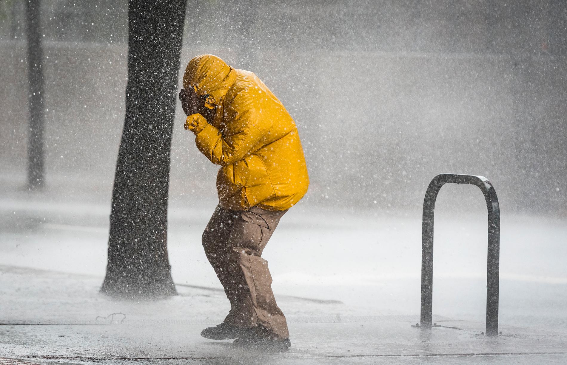 En fotgängare försöker forcera vinden i Winston-Salem i North Carolina på torsdagen.