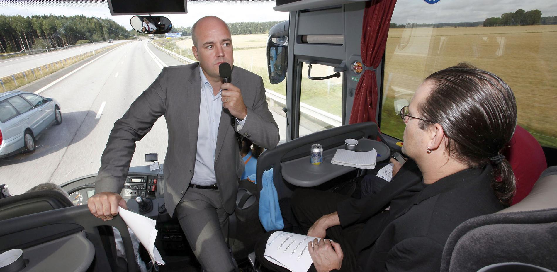 Fredrik Reinfeldt och Anders Borg ombord på turnébussen i dag.