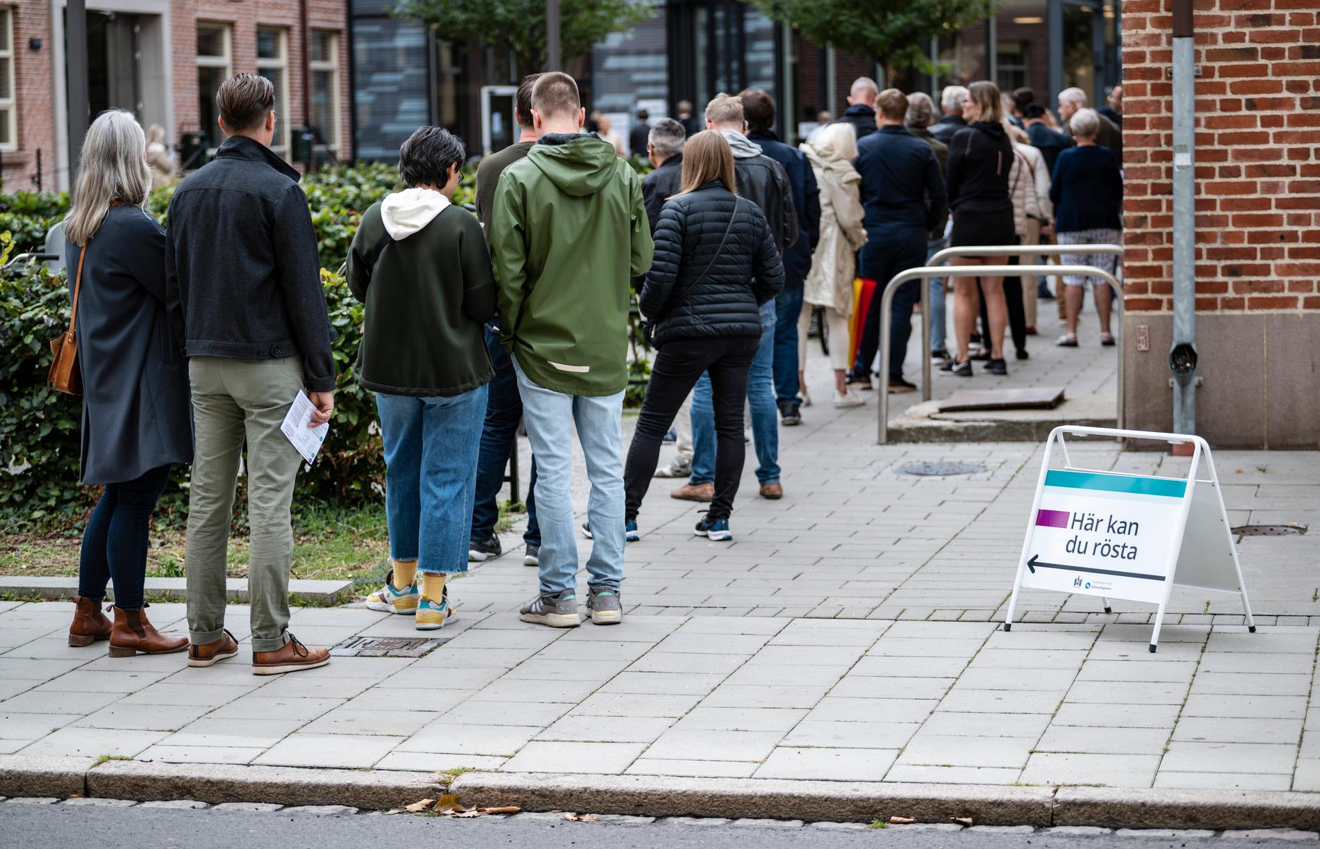 En lång kö till vallokalen i Fågelbacksskolan i Malmö.