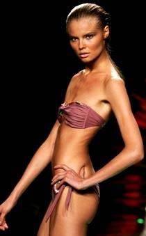 Stoppas En modell på catwalken i New York, september 2006. Nu höjs allt fler röster för att size zero-modellerna ska bannlysas.