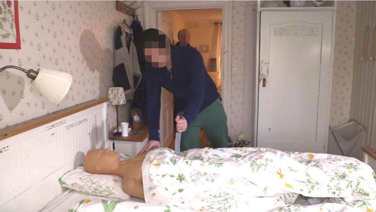 Under en rekonstruktion fick den misstänkte mannen visa hur högg offren i sängen. 