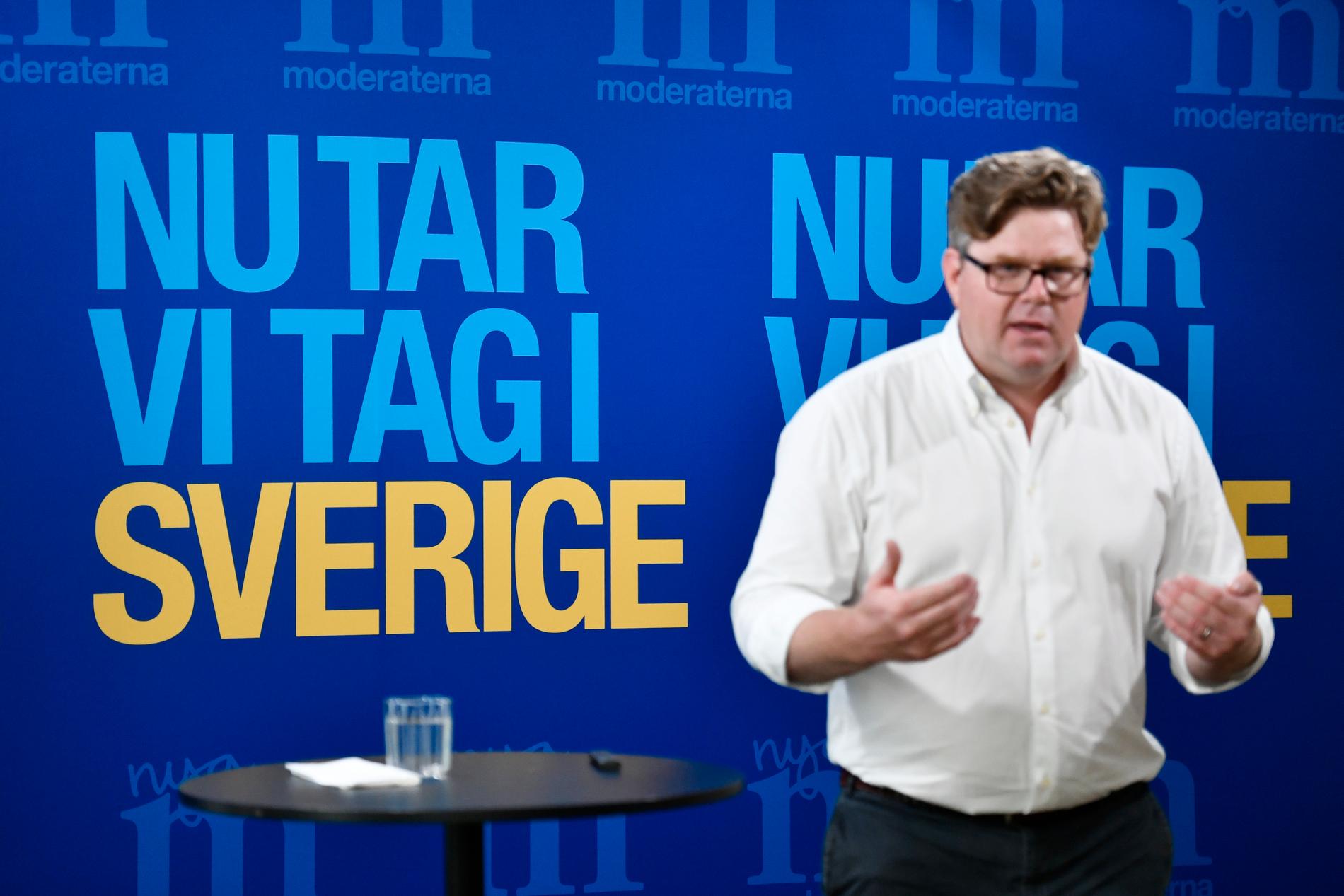 Moderaternas partisekreterare Gunnar Strömmer presenterar partiets valaffischer och valstrategier under en pressträff på partikansliet i Stockholm.