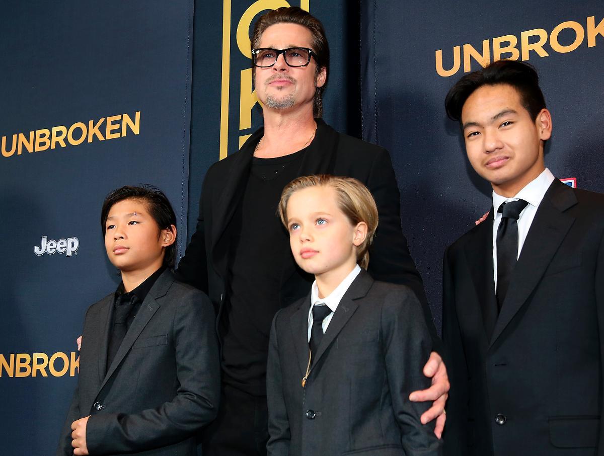Brad Pitt tillsammans med sönerna Pax, Shiloh och Maddox.