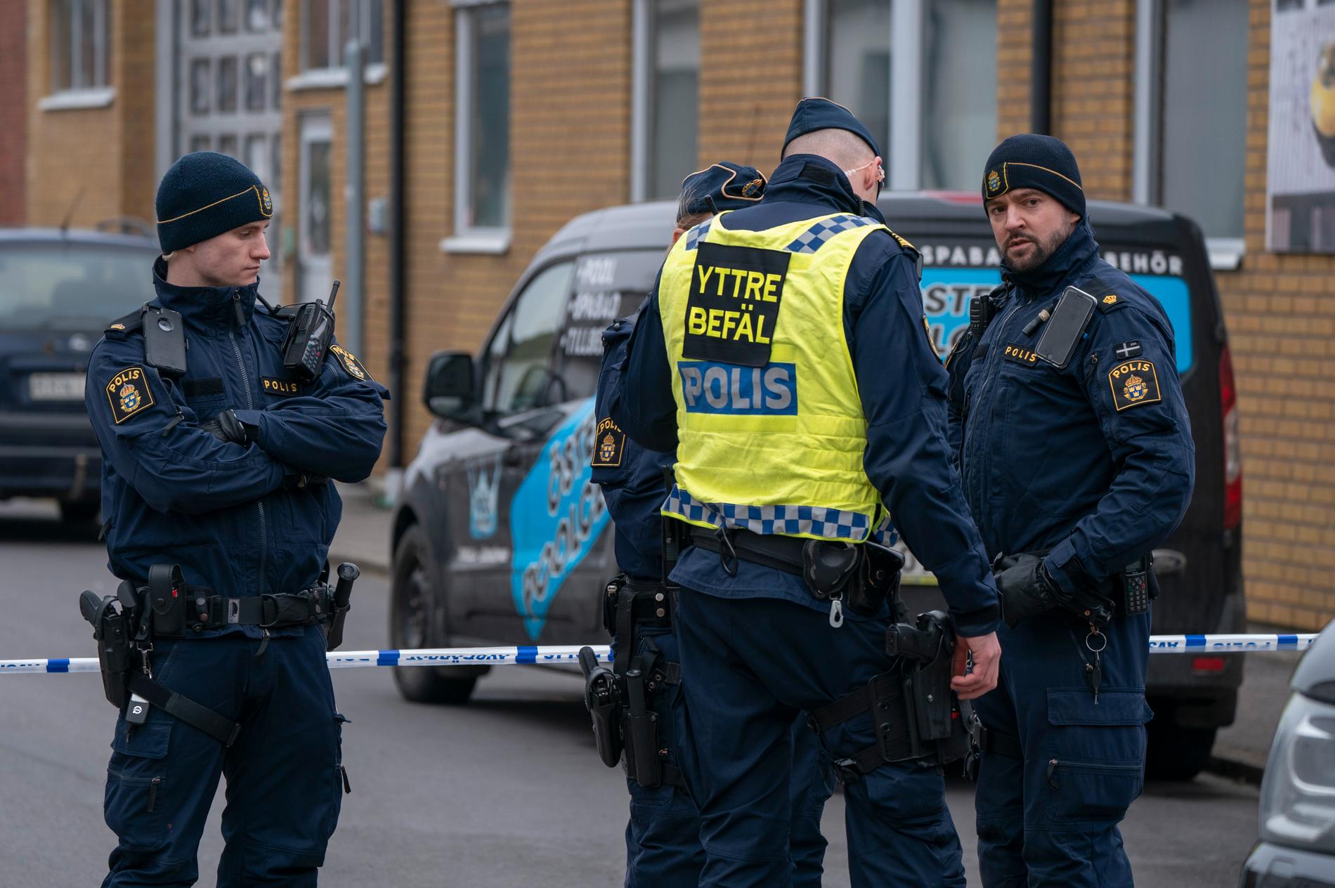 Polis och avspärrningar på Torsgatan i Tomelilla efter att en man hittats med skottskador den 18 mars. Arkivbild.