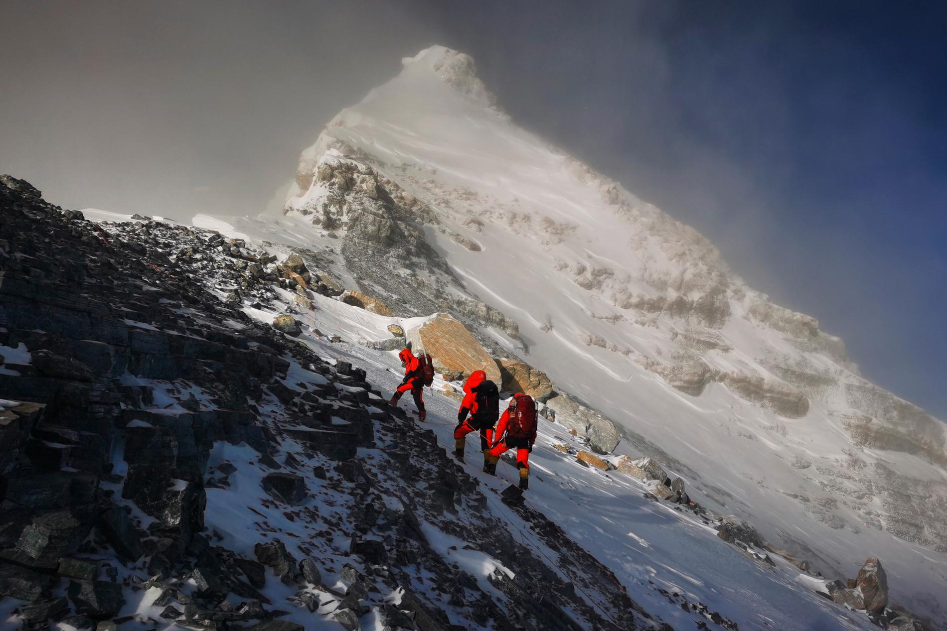 Klättrare på väg att bestiga världens högsta berg. Arkivbild.